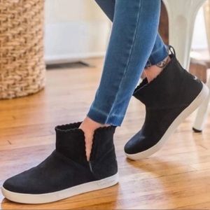 Koolaburra Kylee Suede Ankle Bootie Black Size 7